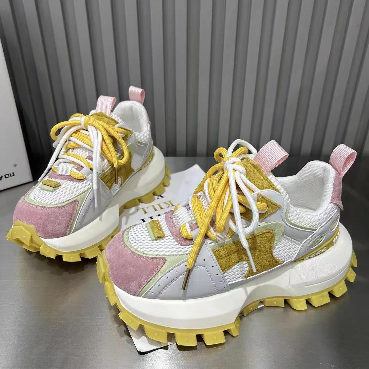 

Модная женская обувь на распродаже 2025 Универсальная женская вулканизированная обувь Смешанные цвета Платформа Женские кроссовки Уличная шнуровка Повседневная обувь 35