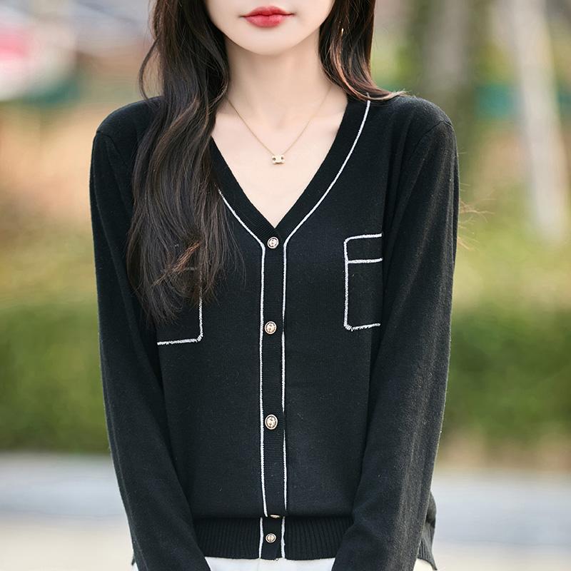 Damekardigan i lett 50% ull 50% morbærsilke - Allsidig strikkeplagg for alle årstider for komfort og stil hele året