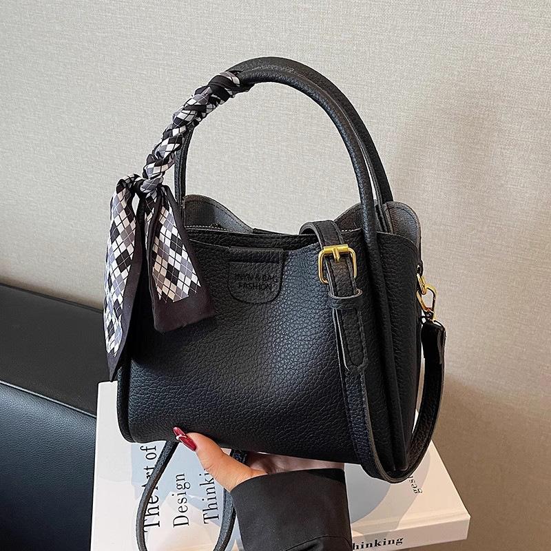 Customer Order Popular Portable Bucket Bag Women's 2025 New Fashion Simple Shoulder Small Bag Commuter Women Messenger Bag