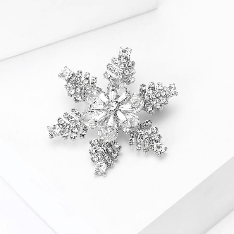 Fashion Rhinestone Winter Snowflake Brooches For Women Unisex Christmas Pin Casual Party Accessories Friends New Year Gifts