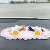 Decoração Fofa de Cão para Painel de Carro Mini Cão Dormindo com Colcha de Ovo Frito Ornamento para Mesa de Escritório Decoração de Interior de Carro