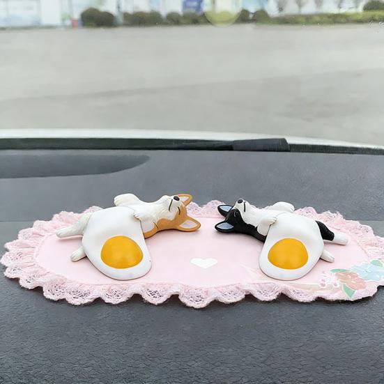 Decoração Fofa de Cão para Painel de Carro Mini Cão Dormindo com Colcha de Ovo Frito Ornamento para Mesa de Escritório Decoração de Interior de Carro