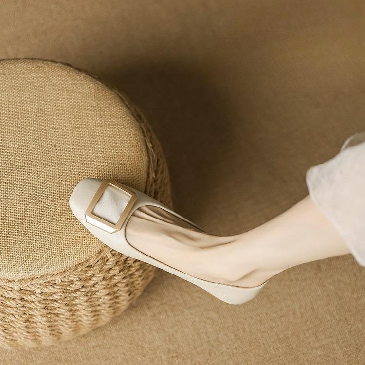 Flat-soled single shoes women's spring and autumn new square head two wear versatile ladyshoes, shallow mouth soft sole one pedal grandma shoes summer