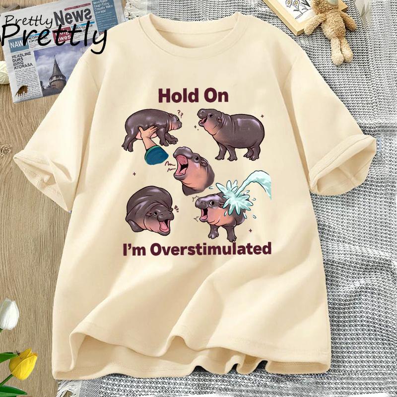 Moo Deng T Shirt Hold On Im Overstimulated TShirt Hippo Cute Moo Deng Tee Shirt Harajuku Cotton Short Sleeve Womens Clothes