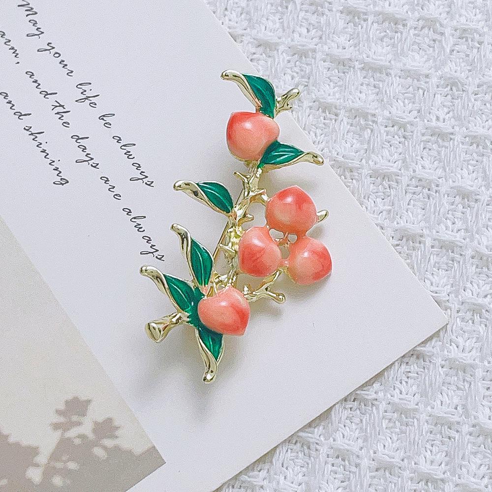 

Изысканная эмалевая брошь «Персиковая фея» - Элегантная фруктовая булавка-корсет