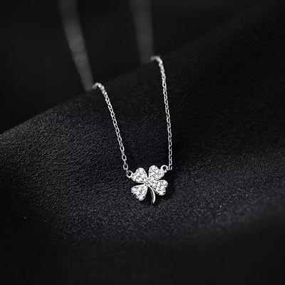 Collier Trèfle à Quatre Feuilles Diamant: Bijoux de Mode de Luxe pour Femmes, Design Tempérament Élégant, Chaîne Claviculaire Style Léger