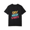 Sky High Vibes T-shirt Vit Färgstarkt Grafiskt Tryck med Texten Sky High Vibes och Chase The Sunlight för Vardagsbruk och Utomhusaktiviteter