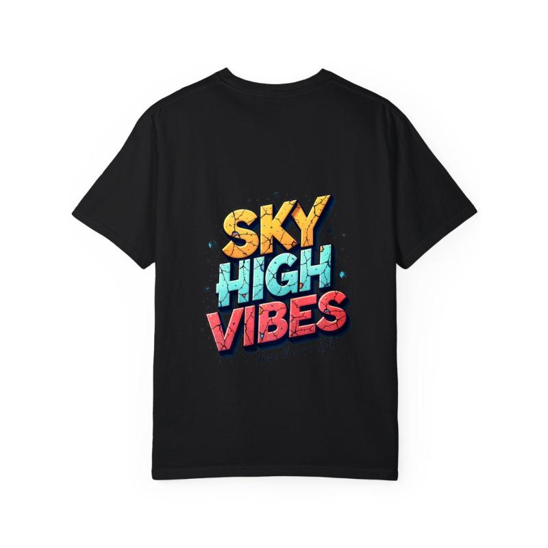 Sky High Vibes T-shirt Vit Färgstarkt Grafiskt Tryck med Texten Sky High Vibes och Chase The Sunlight för Vardagsbruk och Utomhusaktiviteter