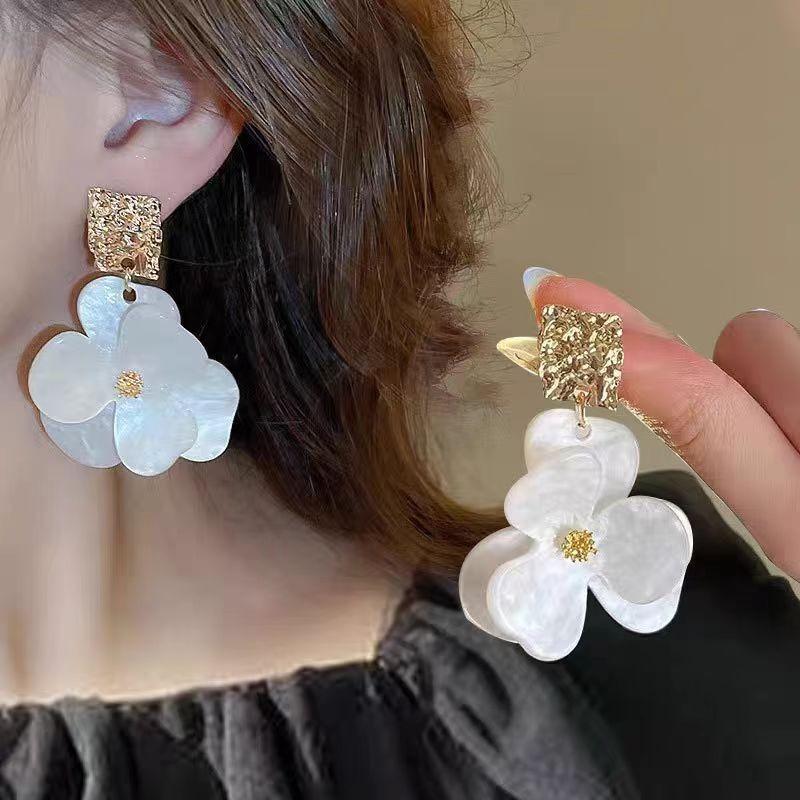 

Vintage Floral Earrings - Charming, Elegant, and Trendy Ear Pendants That Are Versatile and Cool. белый