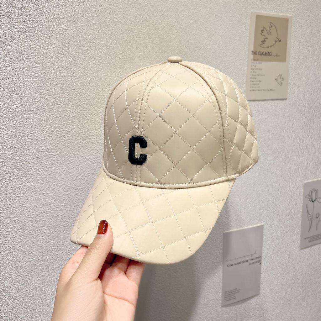 Neue Art Daunenkarierte Mütze Damen Herbst und Winter Karierte Entenschnabelmütze Mode Buchstabenstickerei Baseballmütze