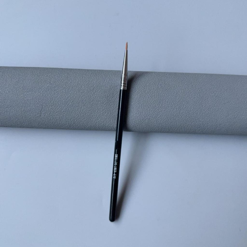 Pincel Chanfrado Sigma E70 para Sombras, Iluminador, Sobrancelhas e Delineador.