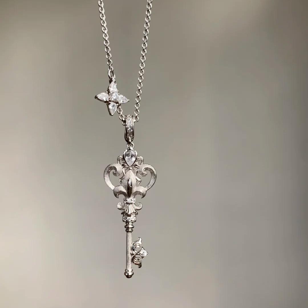French Retro Brushed Iris Key Necklace Femininity Inlaid Zircon Design High-End Pendant Collarbone Chain