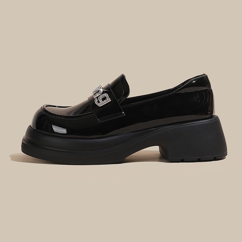 

Маленькие кожаные туфли на толстой подошве для женской весны, новые, универсальные, нишевые женские с жемчугом и стразами 43 чёрный