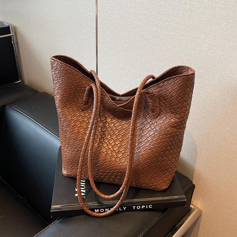 

Foreign order high-end sense versatile large-capacity bag women s 2024 new autumn and winter fashion commuter tote bag shoulder bag темно-коричневого кольору