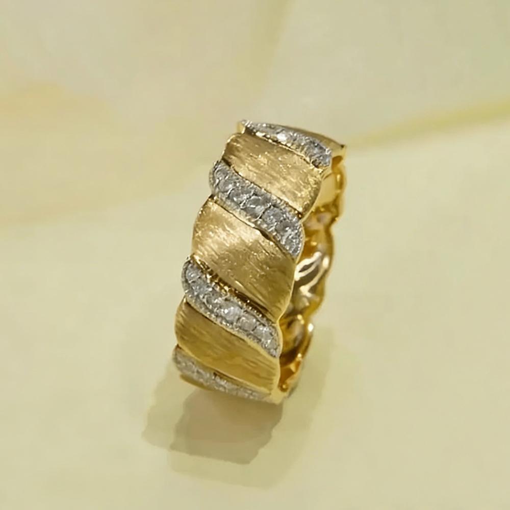Huitan Anel Feminino Bicolor com Design Torcido para Casamento de Luxo Noivado Acessórios Charmosos Joias Elegantes e Sofisticadas para Presente de Dama