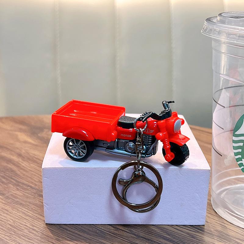 Creative Tricycle Keychain: Pull-back Toy Car Model & Backpack Pendant Gift красный