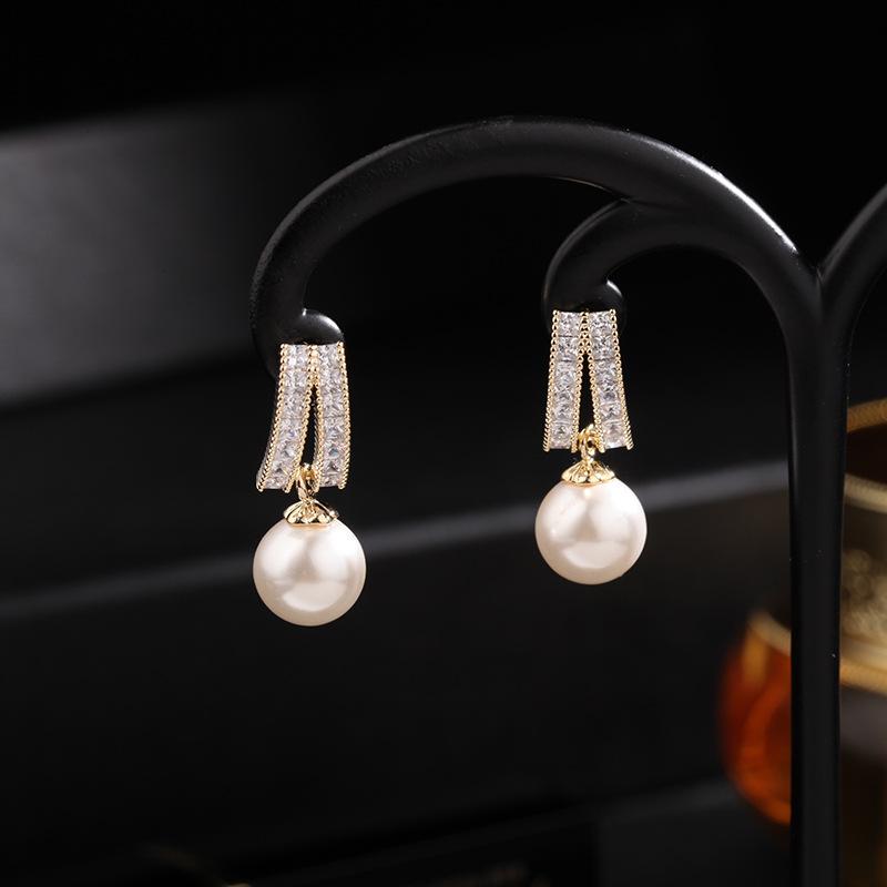 Women's Light Luxury Design Elegant Geometric Imitation Pearl Earrings Fashionable And Versatile Niche Design Earrings
