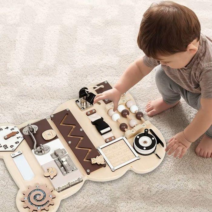 Lernspielzeug - Aktivitätstafel GINGER HOME - Montessori-Bär - Zahnräder und Uhr - 30x39 cm