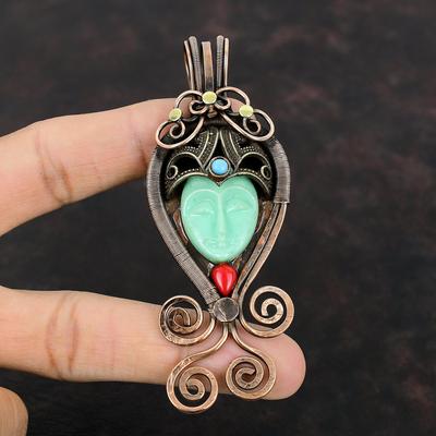 Grüner geschnitzter Knochengesicht-Edelsteinanhänger, Kupferdraht umwickelter Anhänger, italienischer Koralle- und Türkisanhänger, zierlicher Kupferschmuck, handgefertigter Anhänger