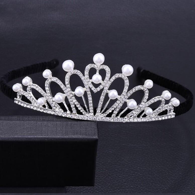 The Elegant Princess Headband with A Crown and A Drill Bit Band Is A Bride's Wedding Dress Accessory
