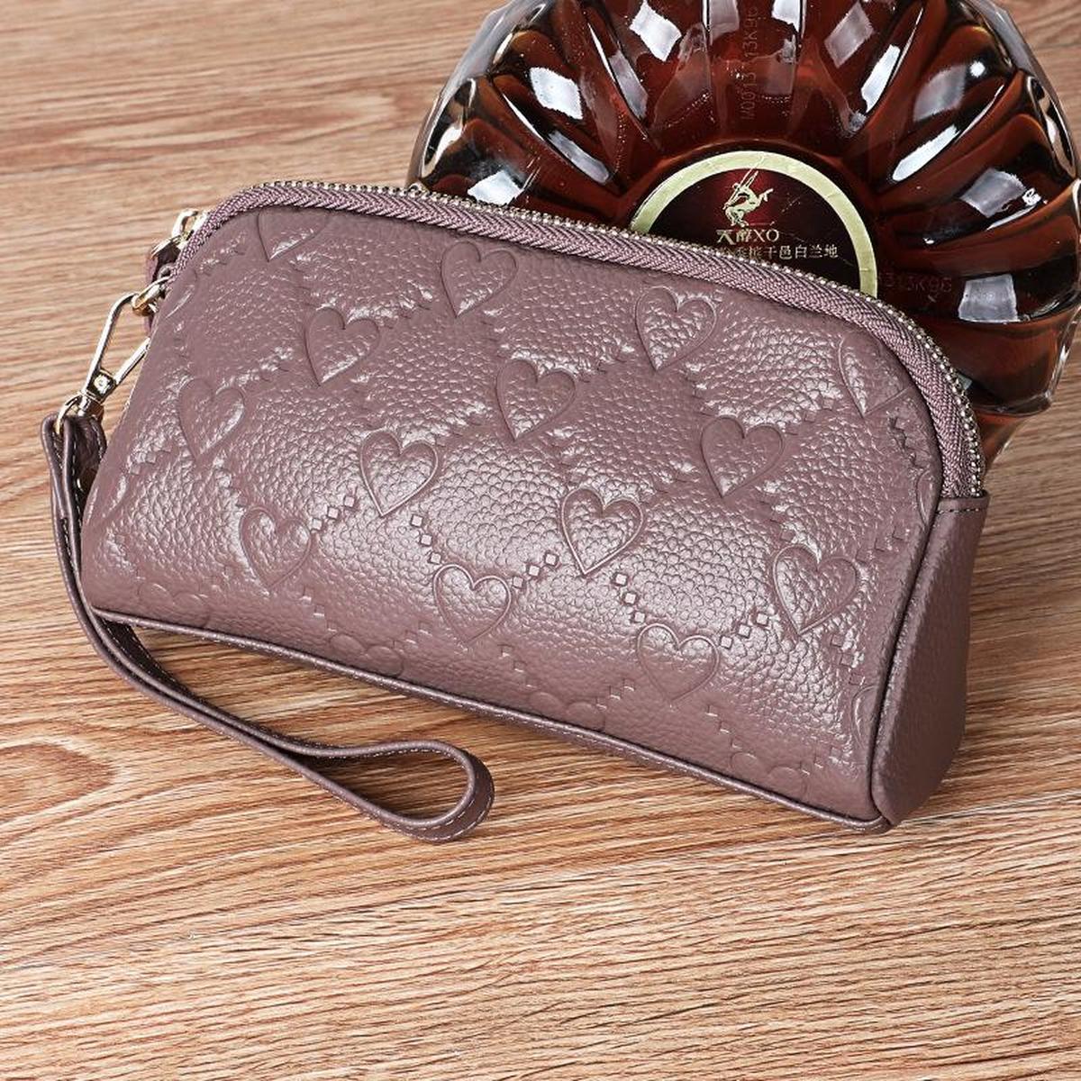 Вместительный кожаный женский кошелек на молнии С ручкой на запястье фиолетовый