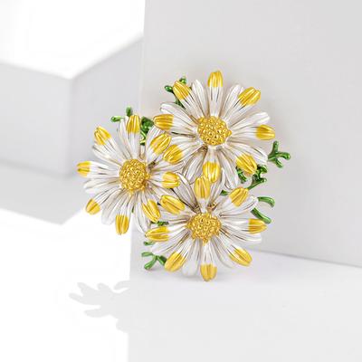 Japanische Kreative Drei Kleine Gänseblümchen Brosche Damen Exquisites Design Korsage Vielseitige Emaille Anstecknadel Anzug Accessoires