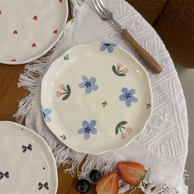 

Korean-style InS-style Small Flower-shaped Irregular Hand-molded Ceramic Plates and Pastry Plates