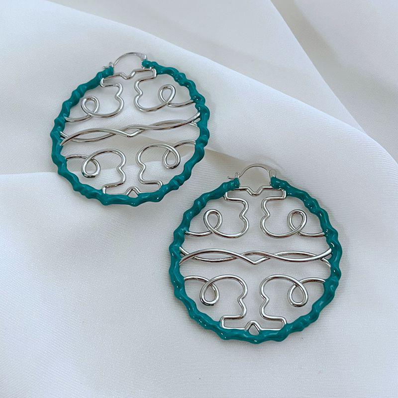 

Элегантные металлические серьги с волнообразным узором и эмалевой отделкой синий