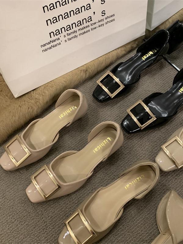 Klassiska fyrsäsongsskor med fyrkantigt spänne, ihåliga enskor i lackläder, hösten 2025 nya, lågskurna skor med fyrkantig tå och låg klack, damsandaler, yttre w