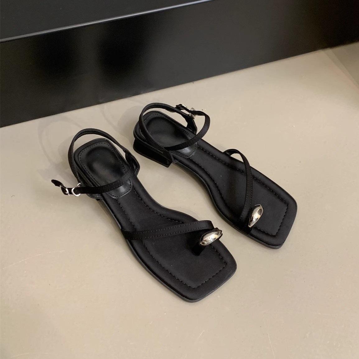 

French beautiful silver toe sandals women s summer 2025 new 3cm small thick heel one-word buckle Roman shoes 35