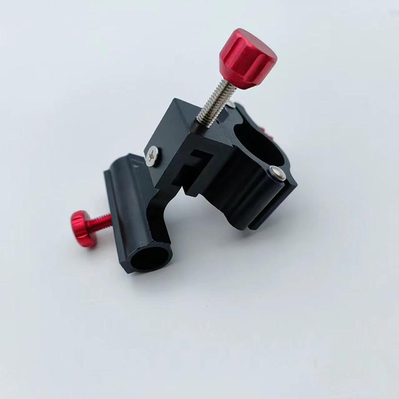 Ensemble Chaise de Pêche Chevalier Européen: Accessoires Universels avec Râtelier de Tourelle, Garde-Poisson et Plateau à Appâts.