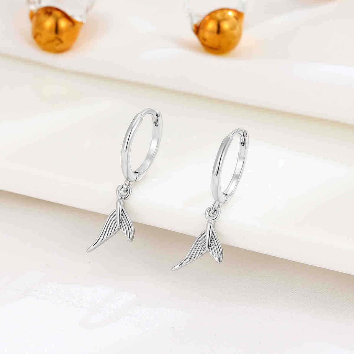 

ANENJERY Геометрические серьги-кольца в форме рыбьего хвоста для женщин, темпераментные, простые, высококачественные, модные ювелирные изделия, подарок белый