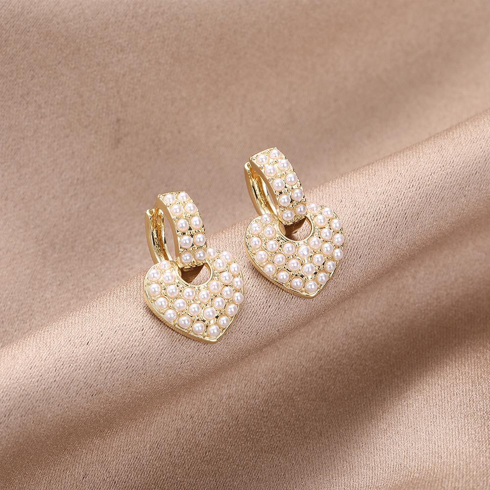 Brincos de pérola cheios de amor para mulheres, temperamento moderno e requintado, brincos de coração de alta qualidade