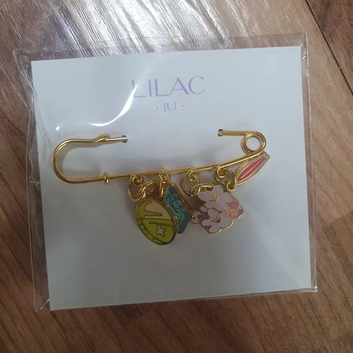 

Iu Charm Badge