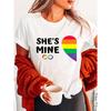 Shes Mine Halb-Regenbogen-Herz Mode Buchstaben-Print T-Shirt, Kurzarm Rundhals Lässiges Oberteil für Sommer & Frühling, Damenbekleidung