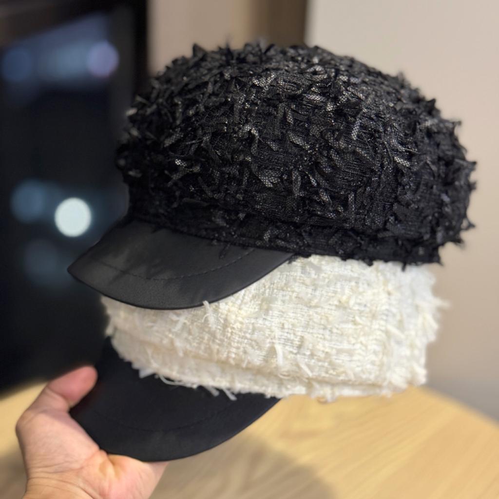 Korean style Autumn and Winter Patchwork Leather Trimmed Warm Toned Painter's Hat Exudes A Youthful Charm