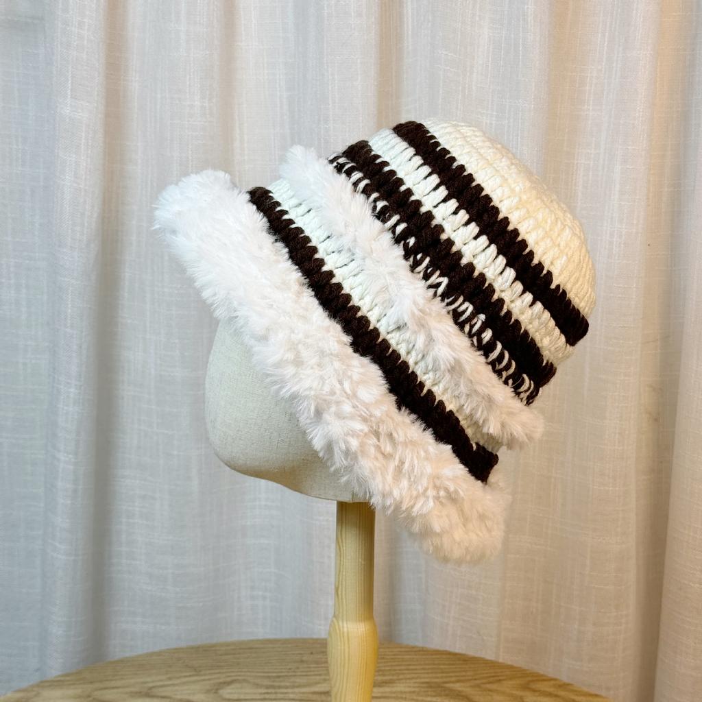 Crocheted Color blocked Plush Knitted Fisherman Hat for Women in Autumn and Winter Warm and Face Showing Small Woolen Hat Plush Hat