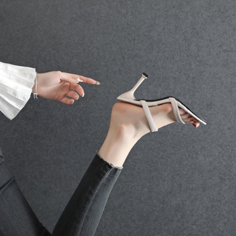 Sandales à talons aiguilles et bout ouvert pour l'été