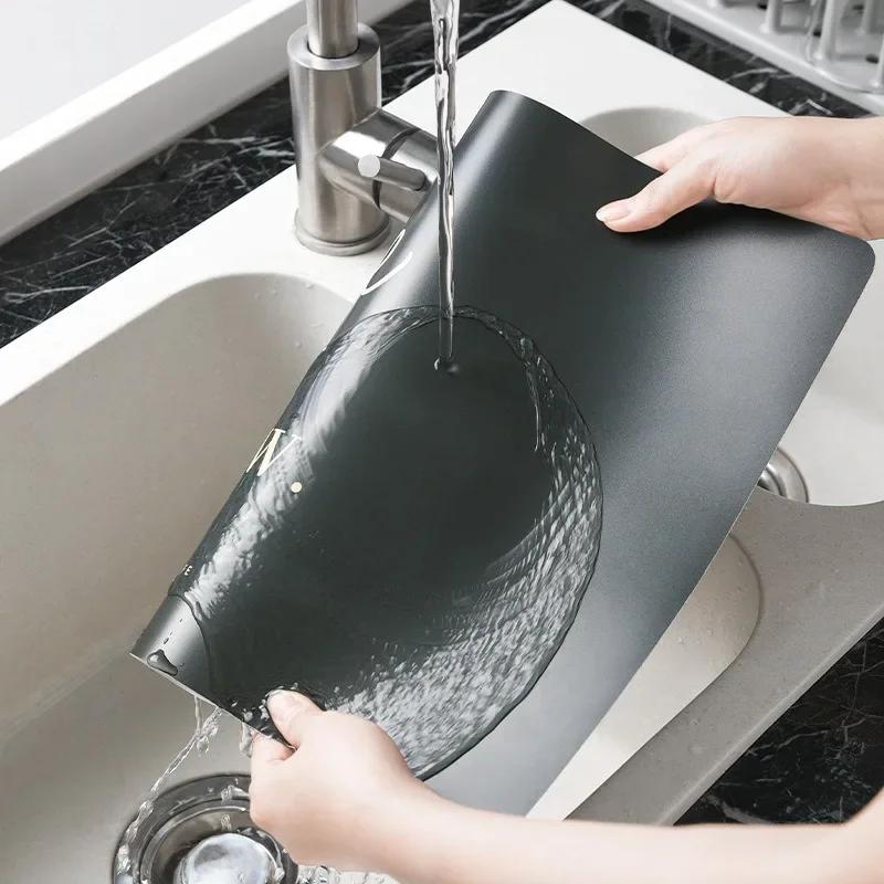 Inyahome Waterproof Wipe Clean Plastic Placemats Set of 1/4/6 for Kitchen Dinner Table Place Mats Dining Office Placemat Plastic