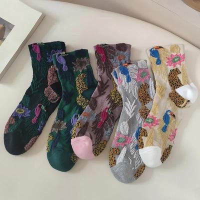 Neue Damensocken mit floraler Prägung im Retro-Stil, aus Baumwolle, mit mittlerem Rohr, japanische Mode, ethnische Harajuku-Retro-Cartoon-Socken
