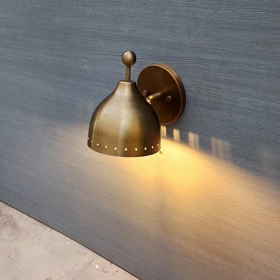 

Сільський індустріальний настінний світильник з поворотним латунним одинарним абажуром – Вінтажний бра