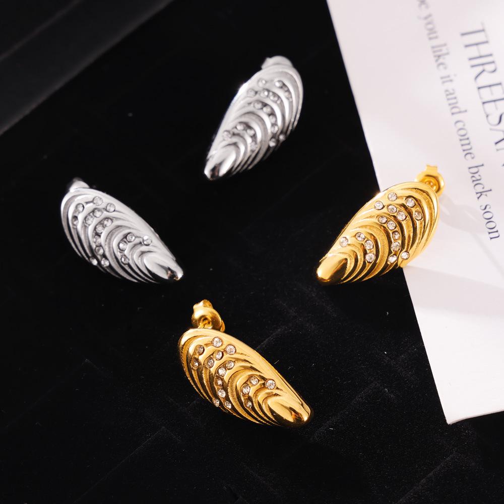 Retro Gold Texture Shell Stud Earrings with Inlaid Diamonds - Non-fading Stainless Steel Design