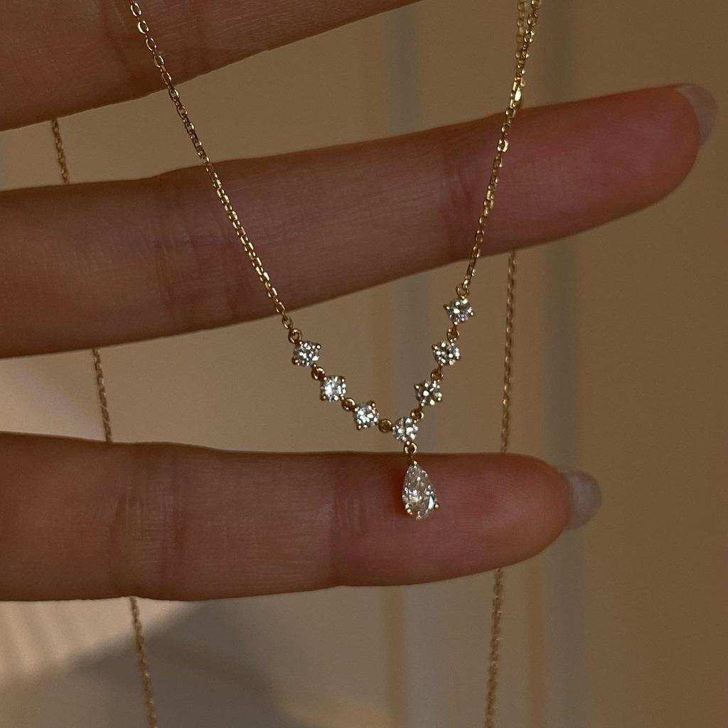 2026 Exquisite Sparkling Luxury Water Drop Necklace - Lightweight Niche Clavicle Chain Gift for Girlfriend