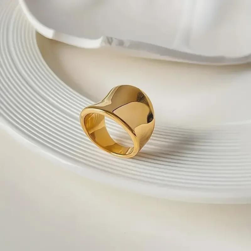 Anillo creativo Chencui irregular chapado en oro de 18 quilates para mujer