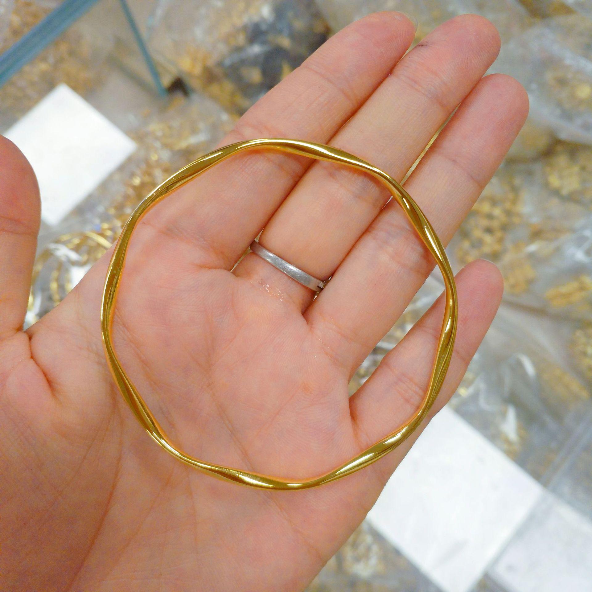 Вьетнамский Песочный Золотой Браслет Мобиус Бесконечная Любовь - Женский Замкнутый Дизайн из Латуни с Золотым Покрытием 62