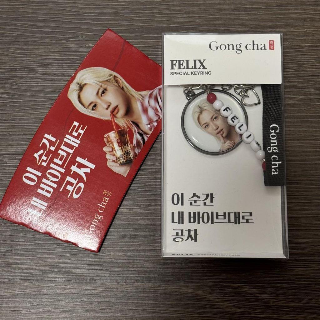 [USED] Felix X Gong Cha Limited Edition Keychain & Sleeve
