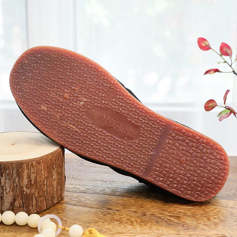 Męskie, czarne, ciepłe, materiałowe buty z pluszową wyściółką i sztucznym futrem króliczym, z antypoślizgową podeszwą ze ścięgien wołowych.