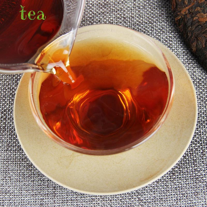 Batch 2018 Yunnan Gongbing Puer tea cooked tea Menghai Gongbing Qizi cake 357g aged Puer pressed.