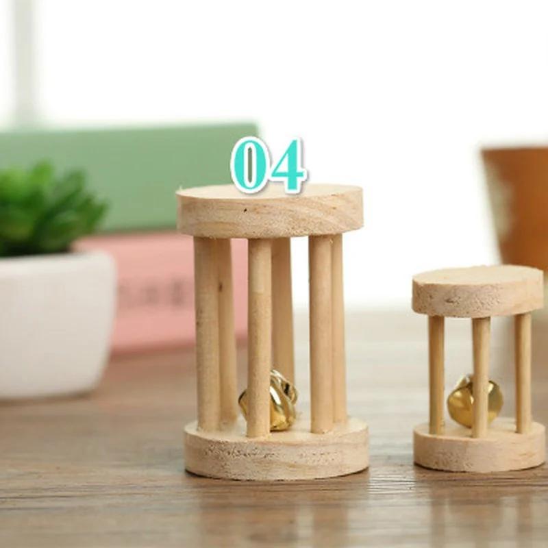 

1 шт. милые натуральные деревянные игрушки кролики сосновые гантели одноколесный велосипед колокольчик роликовые жевательные игрушки для морских свинок крыс мелкие моляры принадлежности для домашних животных 04