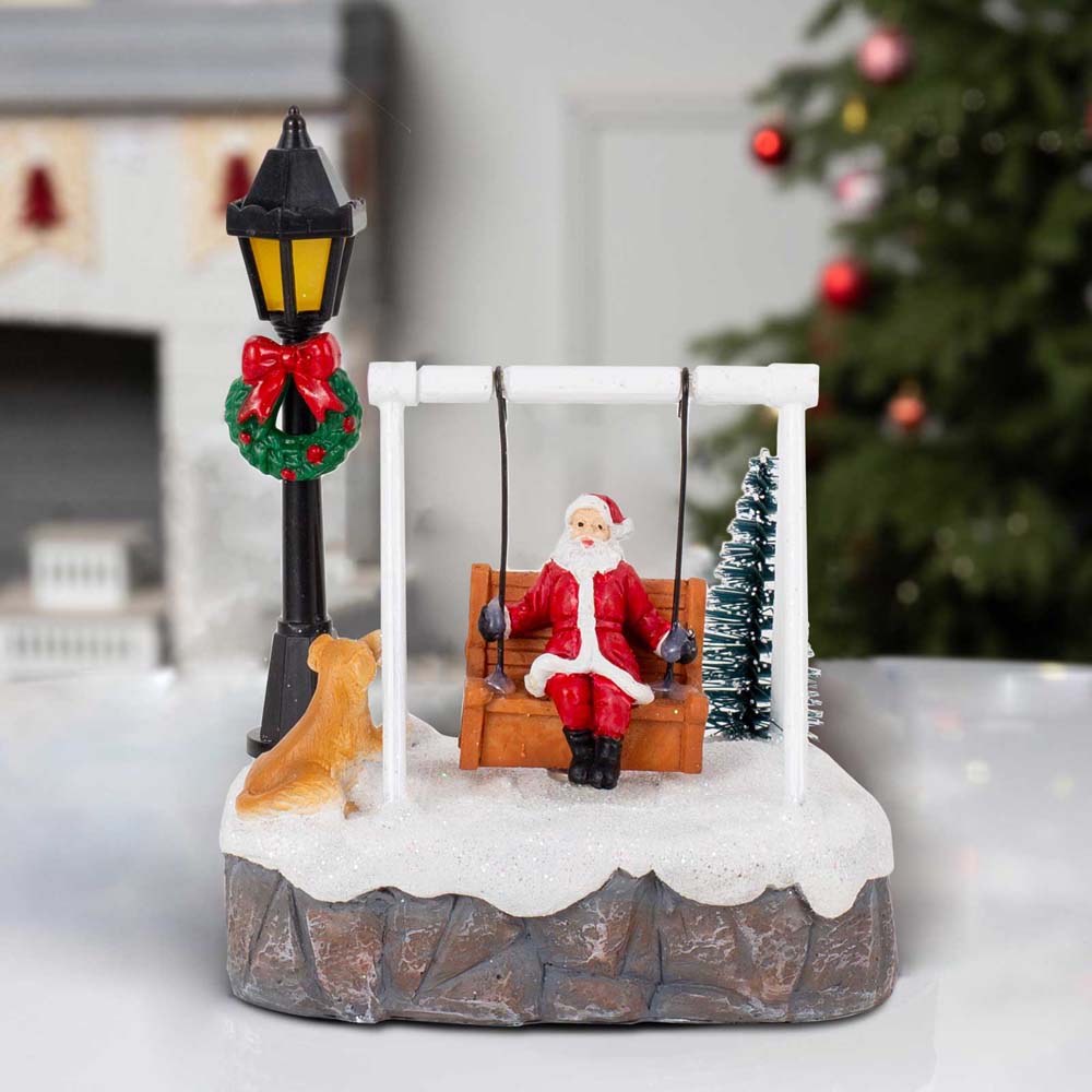 Weihnachten Weihnachtsmann Schaukel Figur mit Hund, LED Lampe & Weihnachtsbaum, Festliche Feiertagsdekoration für Zuhause Weihnachts Dorf Ornament